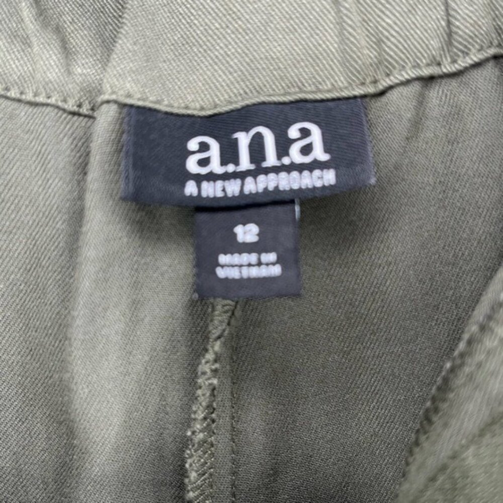 a.n.a New Approach Wear High Waisted Oregano Pleated Shorts Decorative Buttons - Picture 7 of 11